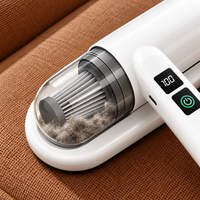 Bac transparent de l'aspirateur Foyrane Pure rempli de poussière et de fibres après un passage