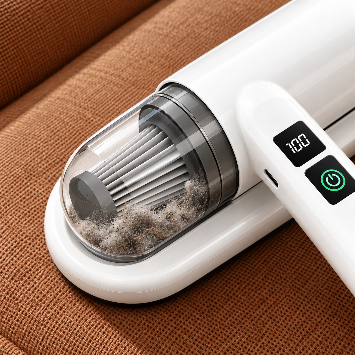 Bac transparent de l'aspirateur Foyrane Pure rempli de poussière et de fibres après un passage
