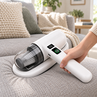 Aspirateur Foyrane Pure utilisé sur l'assise en tissu d'un canapé de salon