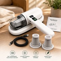 Aspirateur à main UV Foyrane Pure sur son socle de charge, avec câble USB et deux filtres lavables de rechange