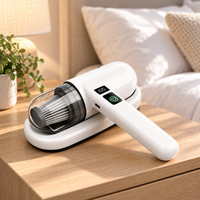 Aspirateur Foyrane Pure sur son socle de charge, posé sur une table de chevet dans une chambre